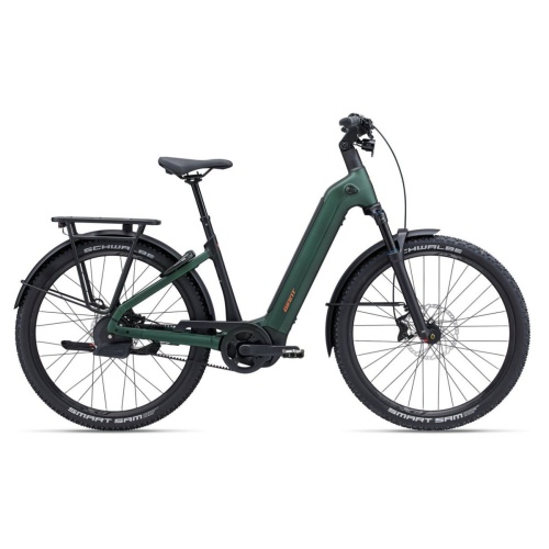 Zijaanzicht van de Giant AnyTour X E+ 0 allroad e-bike met brede banden, riemaandrijving en geïntegreerde 800Wh accu.