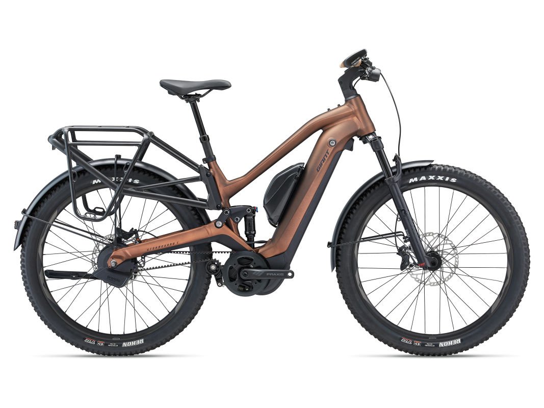 Zijaanzicht van de Giant Stormguard E+ 1 (2023) full-suspension e-bike met zwevende bagagedrager, Gates riemaandrijving en krachtige middenmotor.