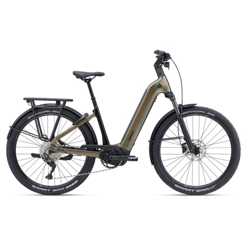 Zijaanzicht van de Giant AnyTour X E+ 0 allroad e-bike met brede banden, riemaandrijving en geïntegreerde 800Wh accu.