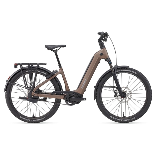 Zijaanzicht van de Giant AnyTour X E+ 0 allroad e-bike met brede banden, riemaandrijving en geïntegreerde 800Wh accu.